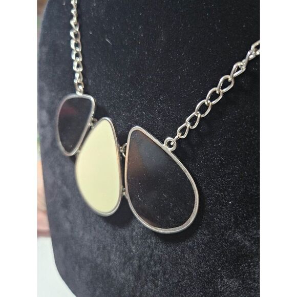 *Sale* Silver tone necklace with black and white pendant - Picture 5 of 11